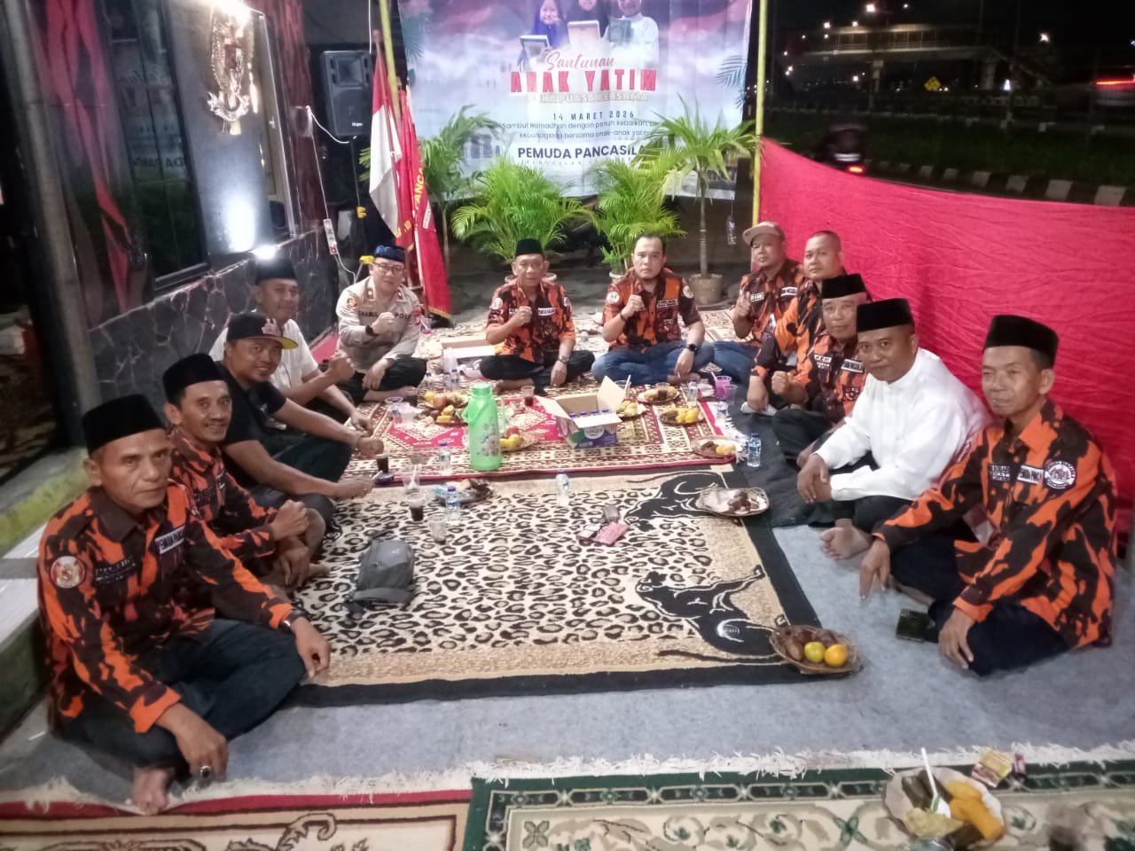 Seluruh pengurus Pemuda Pancasila Pangkalan Jati Baru duduk lesehan sebelum acara santunan. - thewasesanews.com