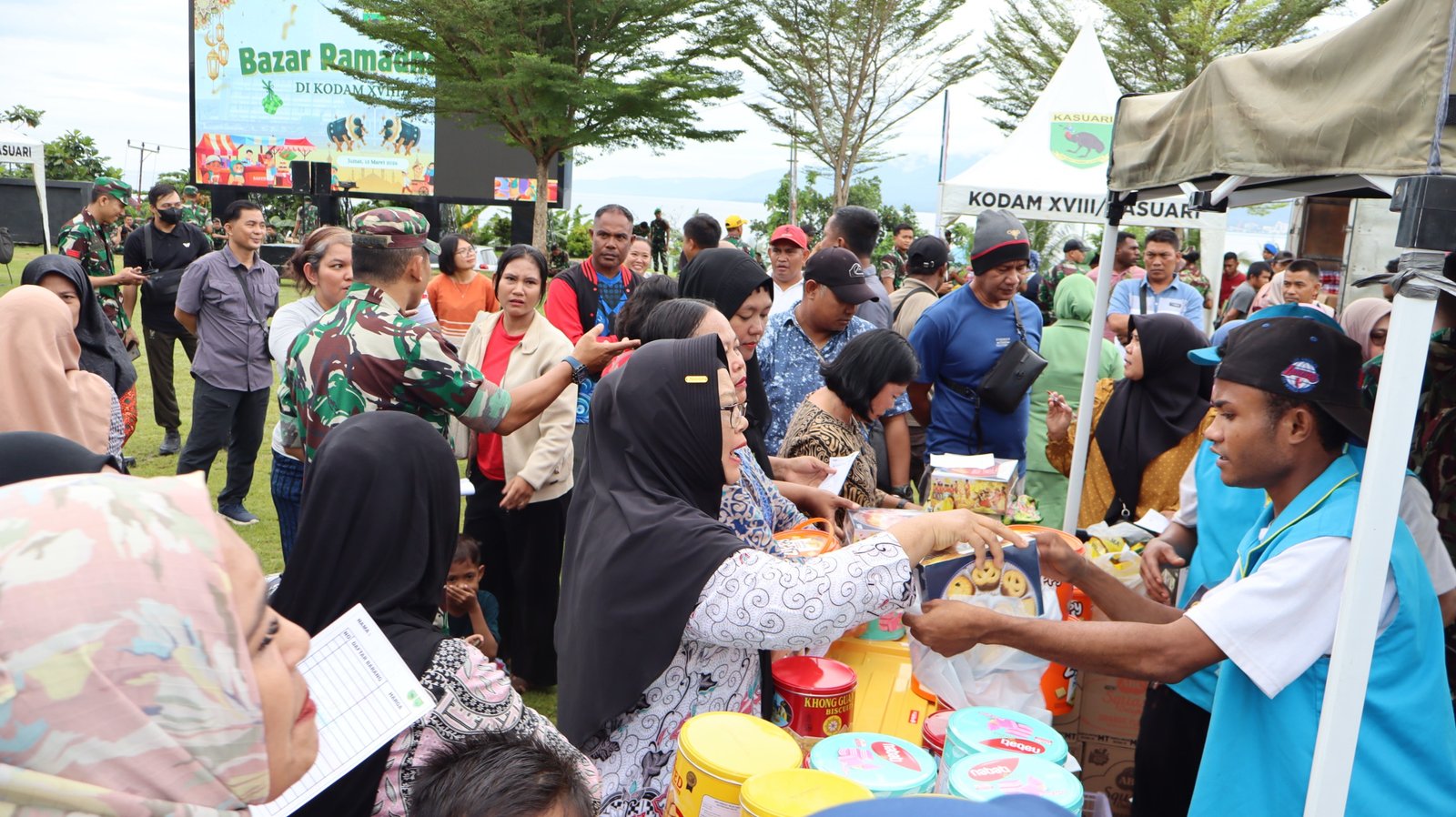 Sinergi prajurit Kodam XVIII Kasuari dan warga Manokwari di stand Bazar Ramadan. - thewasesanews.com