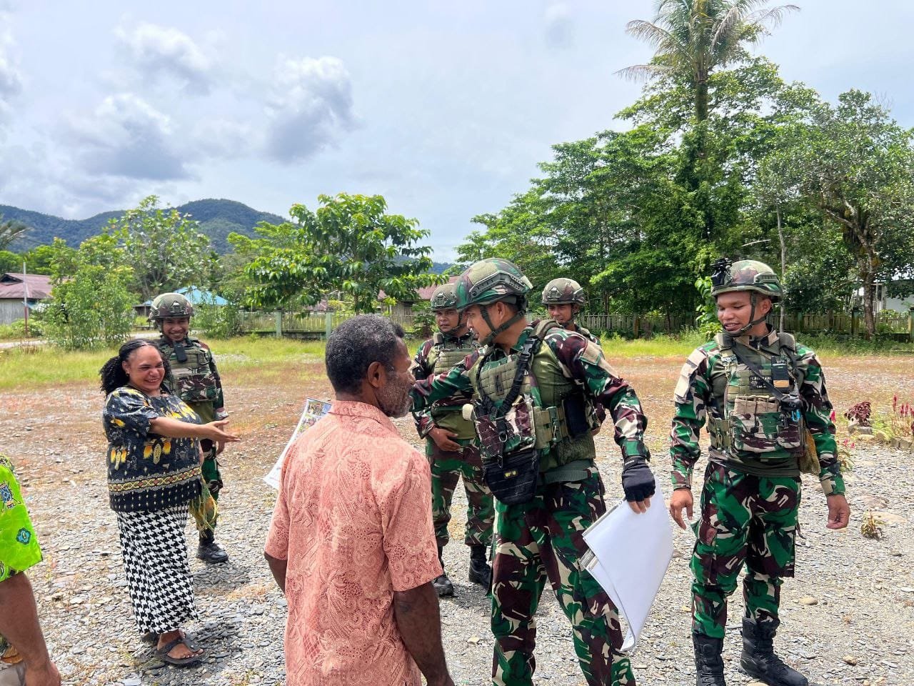 Jemaat Gereja GKI Yoska Yudea Benawa memberikan apresiasi luar biasa kepada Satgas Yonif 521/DY Komsos. - thewasesanews.com