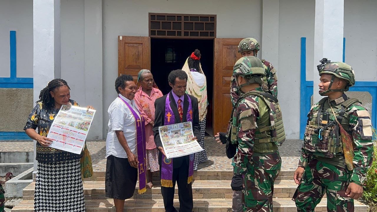Penyerahan kalender Satgas Yonif 521/DY Komsos di Gereja GKI Yoska Yudea Benawa Papua. - thewasesanews.com