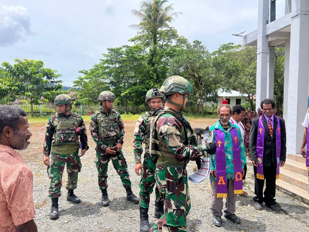 Satgas Yonif 521/DY Komsos jalin sinergi dengan tokoh agama di Gereja GKI Yoska Yudea Benawa. - thewasesanews.com