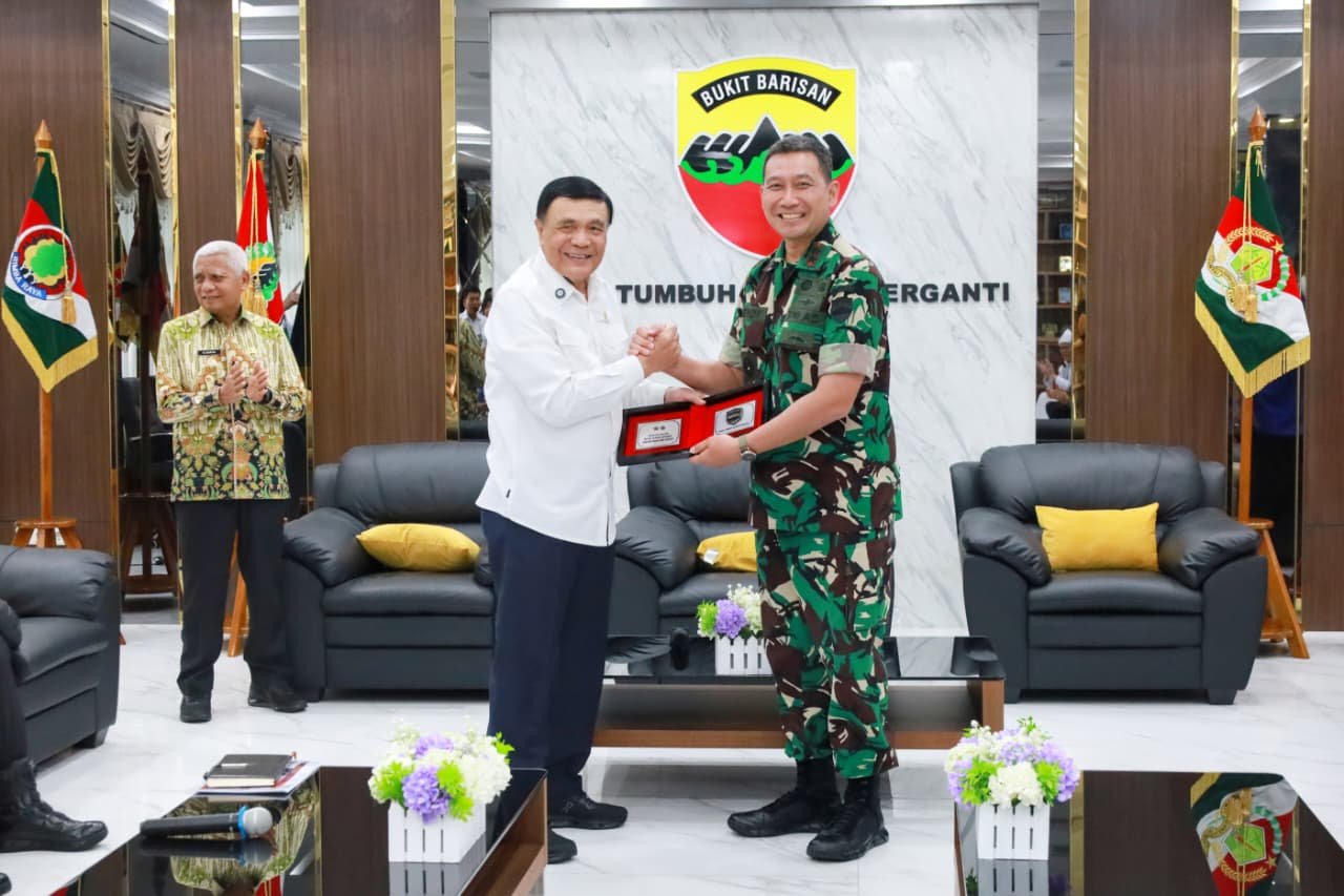 Menko Polkam Jenderal TNI (Purn) Djamari Chaniago menerima tanda mata dari Pangdam I/BB Mayjen TNI Hendy Antariksa. - thewasesanews.com