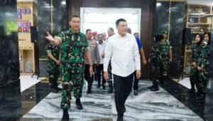 Menko Polkam Jenderal TNI (Purn) Djamari Chaniago didampingi Pangdam I/BB Mayjen TNI Hendy Antariksa - thewasesanews.com