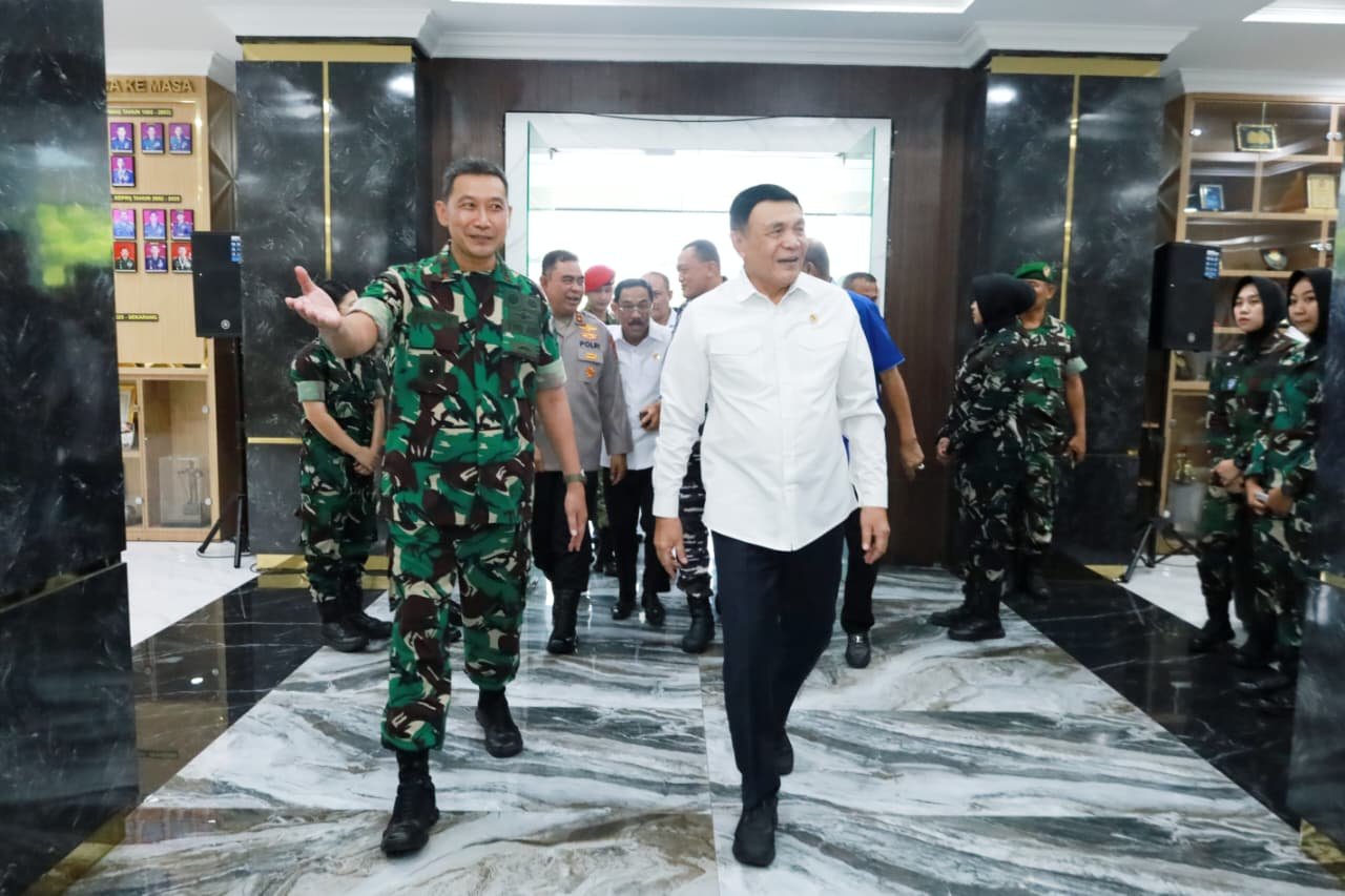 Menko Polkam Jenderal TNI (Purn) Djamari Chaniago didampingi Pangdam I/BB Mayjen TNI Hendy Antariksa - thewasesanews.com