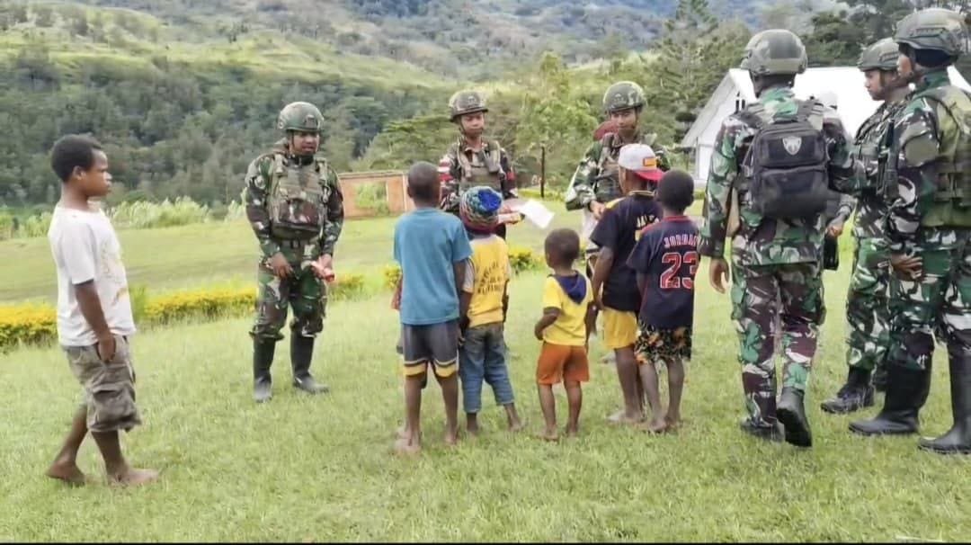 Kemanunggalan Satgas Yonif 521-DY di Distrik Kurima Papua. - thewasesanews.com
