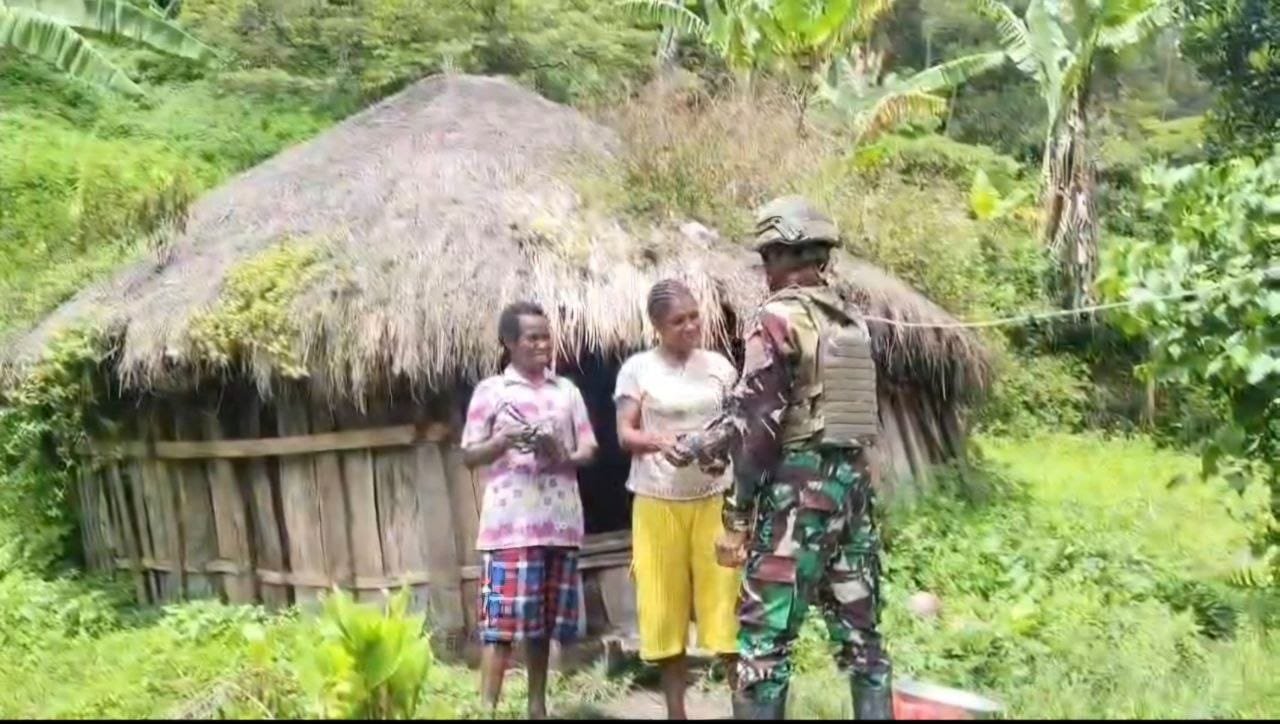 Kemanunggalan Satgas Yonif 521-DY di Distrik Kurima Papua. - thewasesanews.com