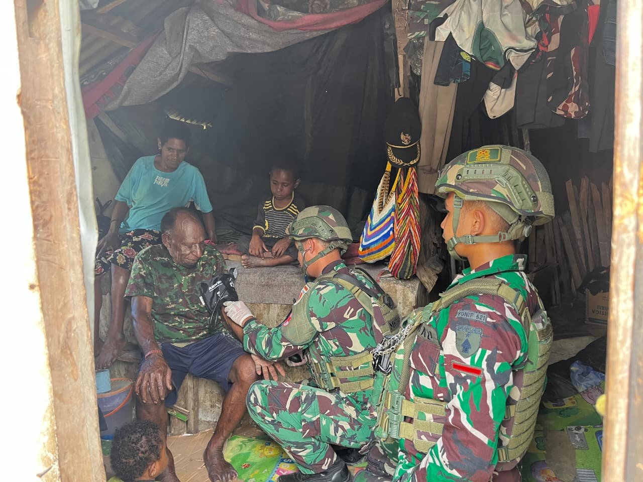 Aksi nyata Satgas Yonif 521/DY Papua. - thewasesanees.com