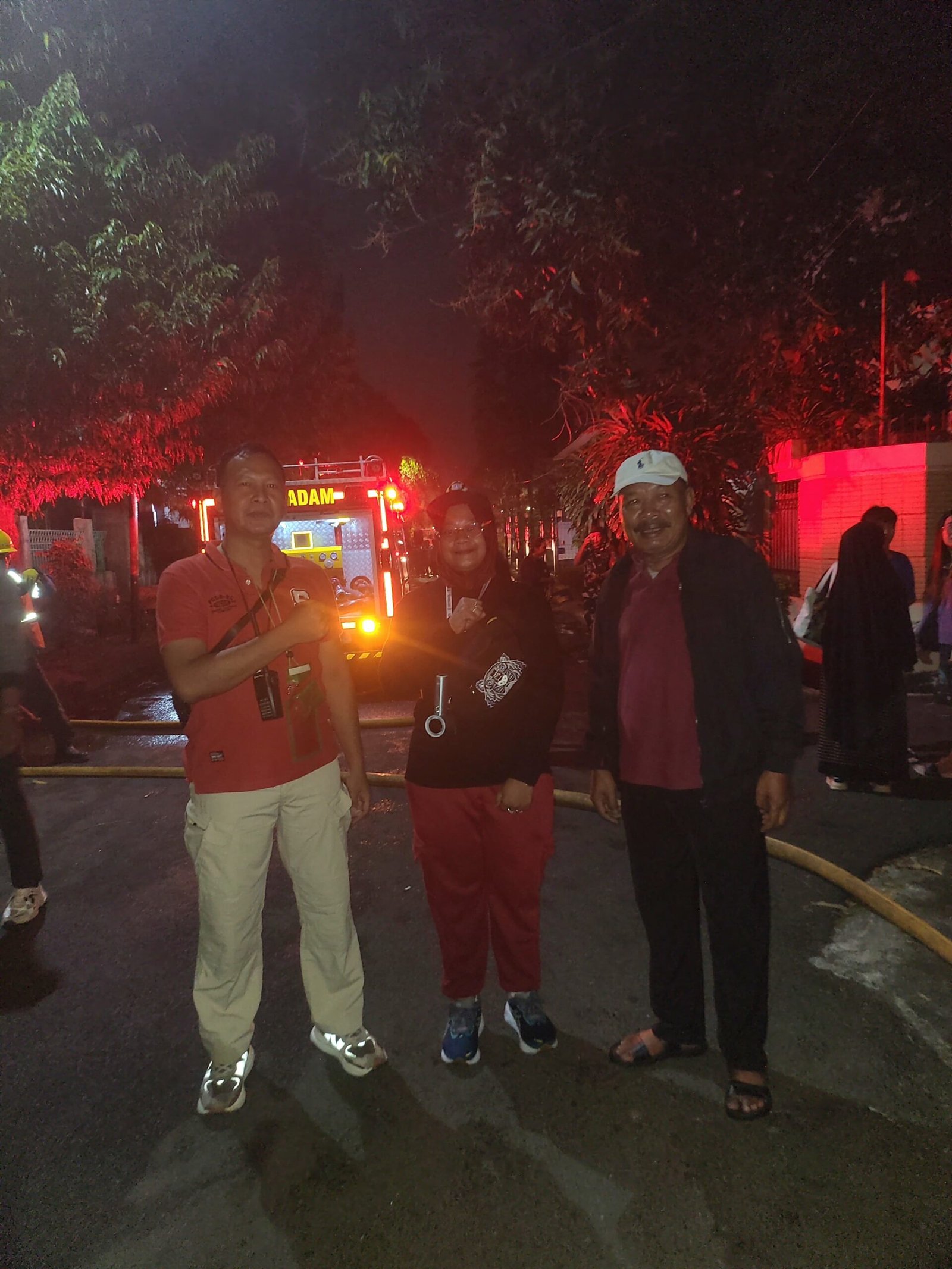 Ketua Siskomas Jatinegara Arif pantau kebakaran Cipinang Elok. - thewasesanews.com