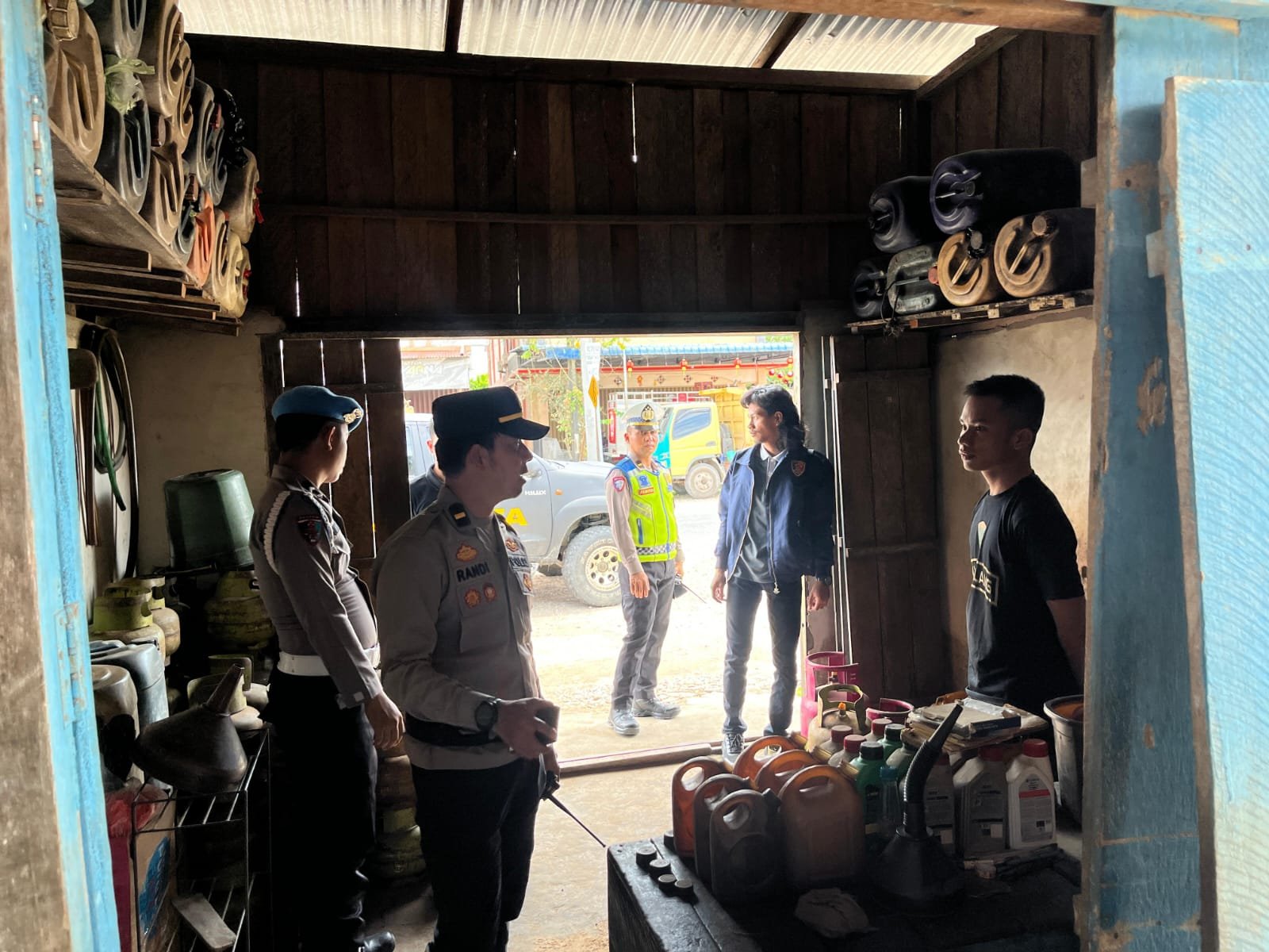Polres Landak cek kios pengecer BBM di Ngabang. - thewasesanews.com