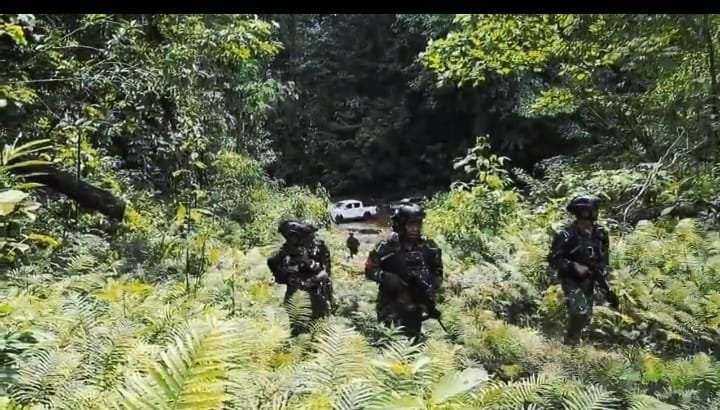 Evakuasi pengungsi Maybrat oleh Koops TNI Papua. - thewasesanews.com
