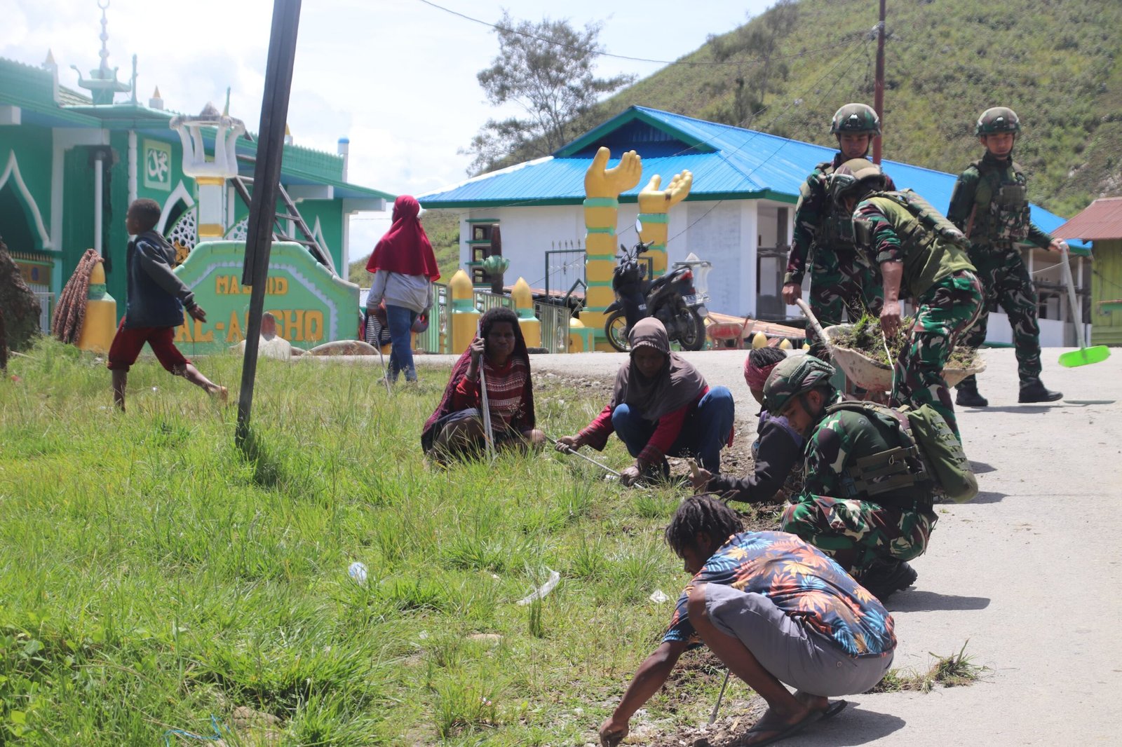 Karya Bakti Satgas Yonif 521/DY di Masjid Al Aqsa Walesi. - thewasesaness.com