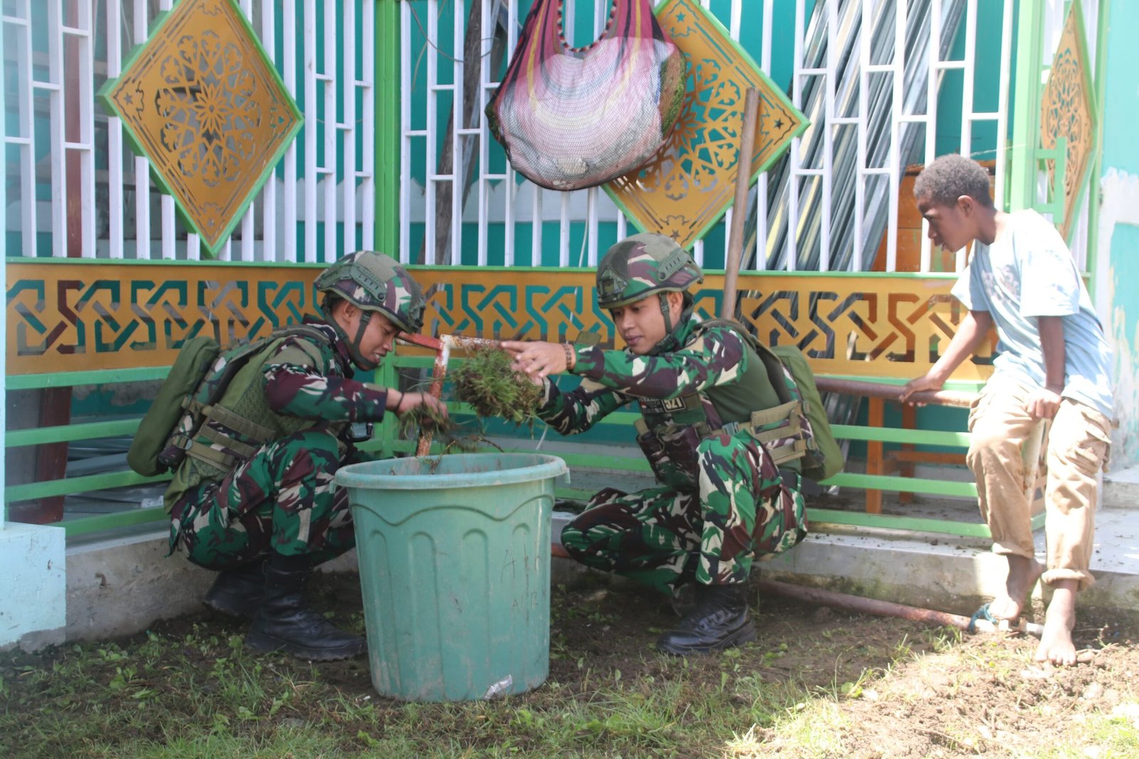 Karya Bakti Satgas Yonif 521/DY di Masjid Al Aqsa Walesi. - thewasesaness.com