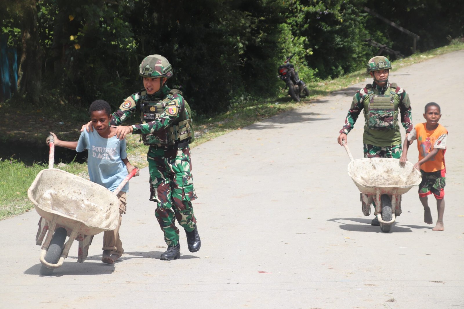 Karya Bakti Satgas Yonif 521/DY di Masjid Al Aqsa Walesi. - thewasesaness.com