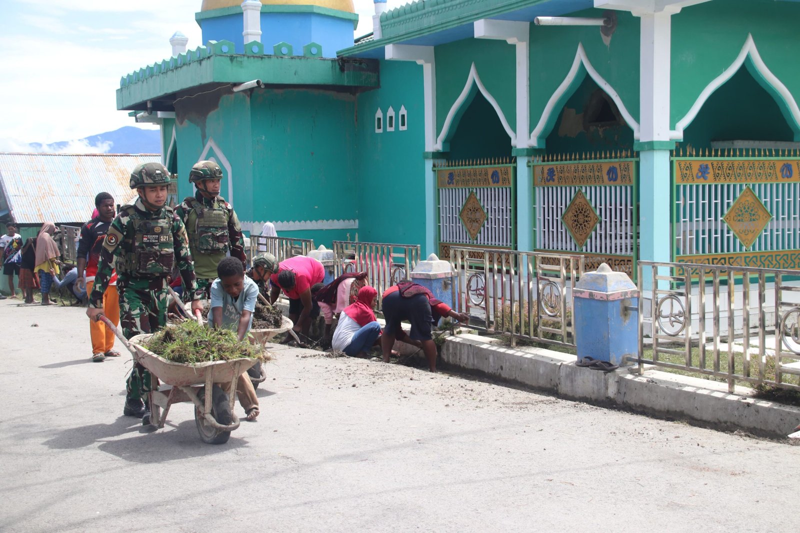 Karya Bakti Satgas Yonif 521/DY di Masjid Al Aqsa Walesi. - thewasesaness.com
