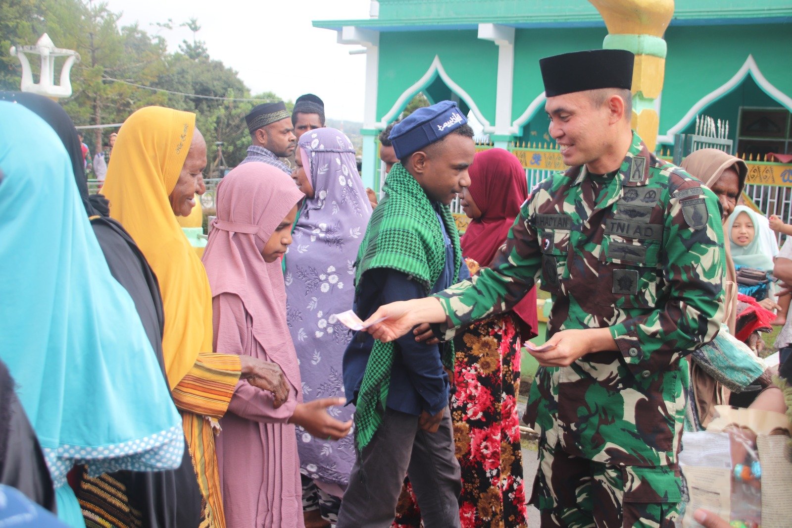 Berbagi Rezeki bersama warga Walesi. - thewasesanews.com