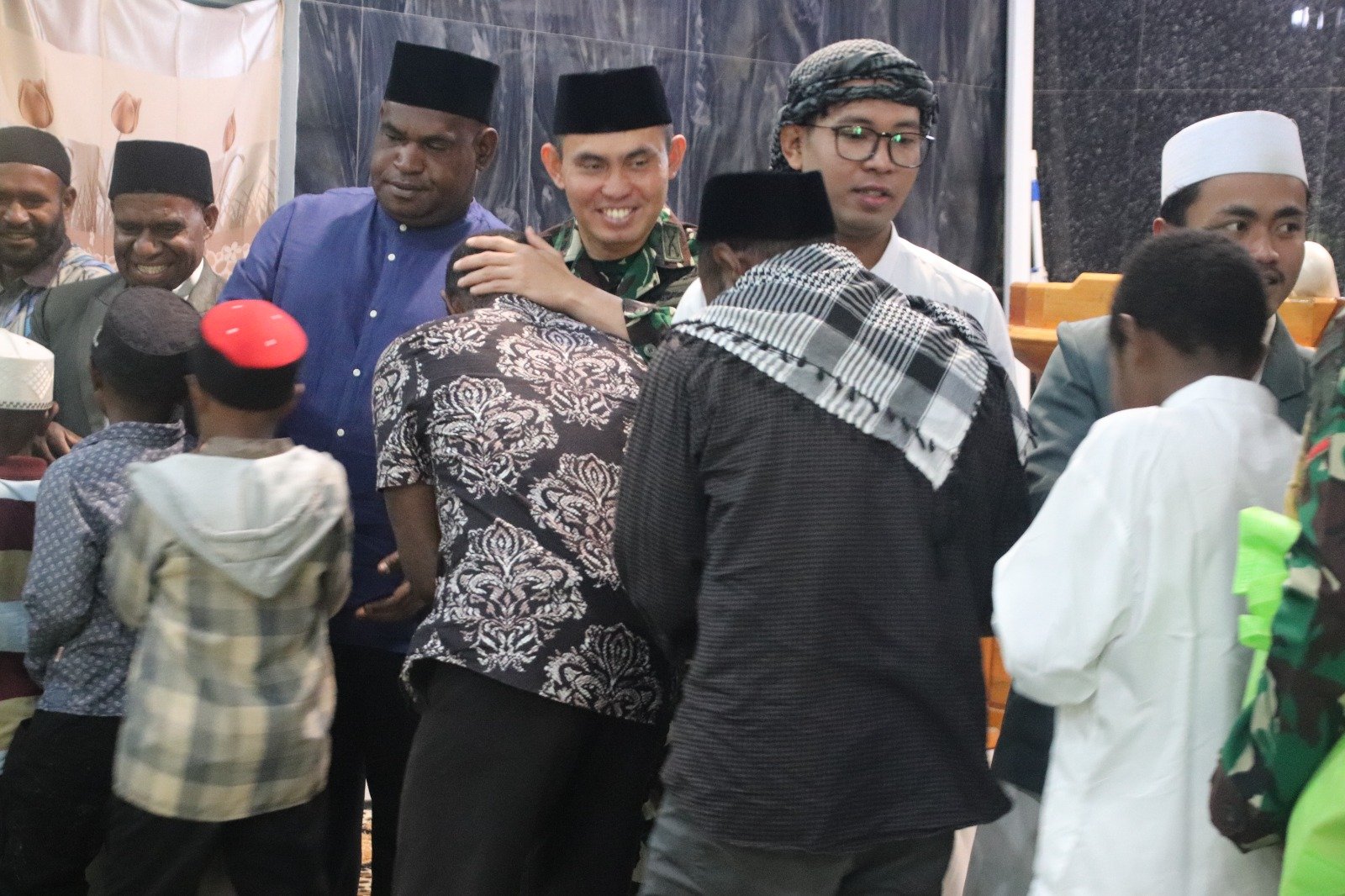 Momen khidmat Satgas Yonif 521/DY laksanakan Sholat Idul Fitri 1447 H bersama warga Walesi. Pererat kemanunggalan TNI-Rakyat. - thewasesanews.com