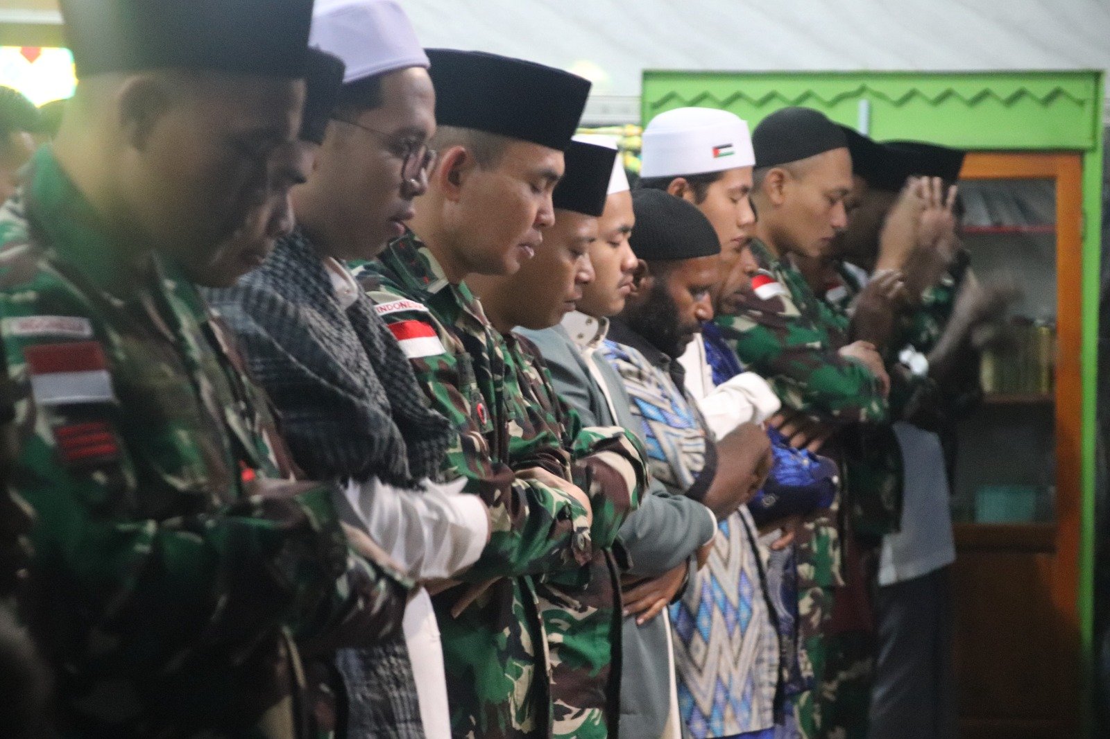 Personel Satgas Yonif 521/DY melaksanakan Sholat Idul Fitri 1447 H bersama masyarakat Muslim Walesi, Papua Pegunungan. - thewasesanews.com