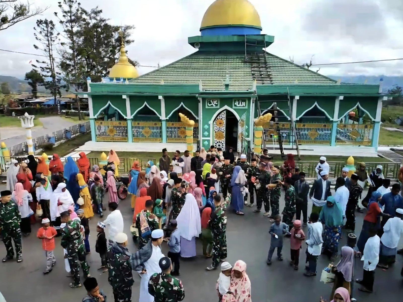 Momen khidmat Satgas Yonif 521/DY laksanakan Sholat Idul Fitri 1447 H bersama warga Walesi. Pererat kemanunggalan TNI-Rakyat. - thewasesanews.com