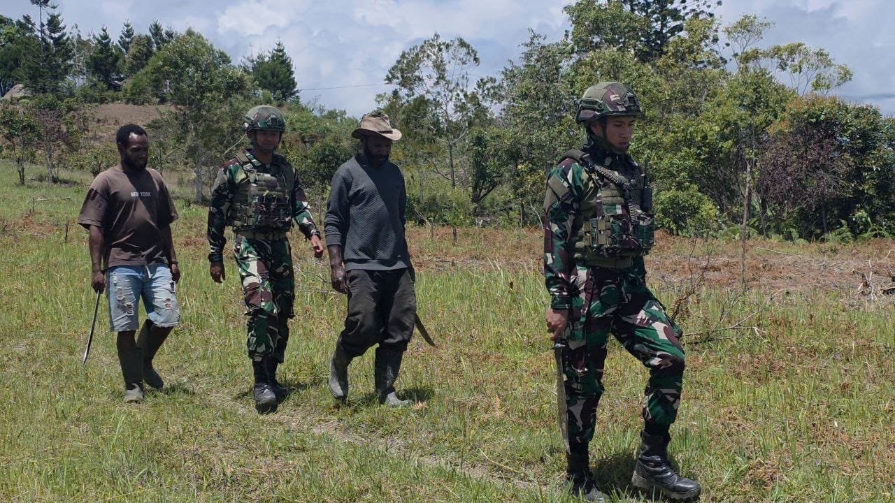 Aksi nyata Satgas Yonif 521/DY bersihkan bandara Eragayam. - thewasesanews.com
