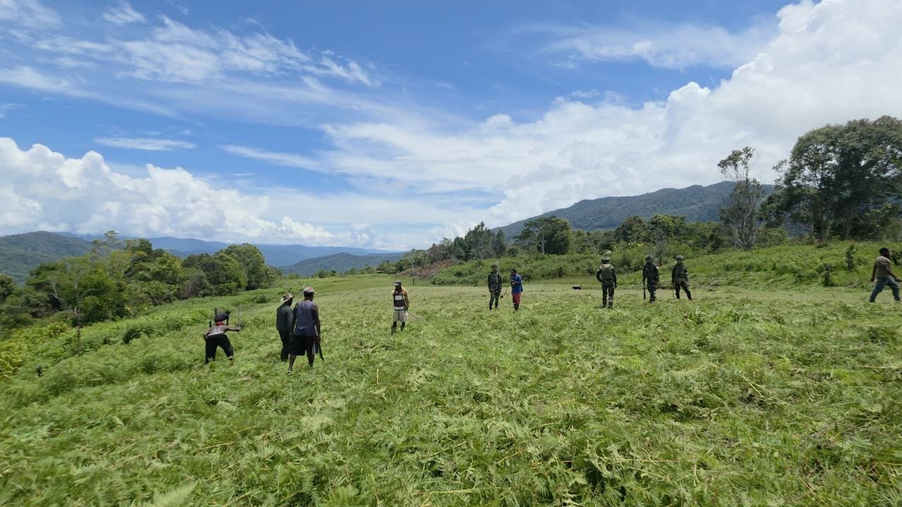 Aksi nyata Satgas Yonif 521/DY bersihkan bandara Eragayam. - thewasesanews.com