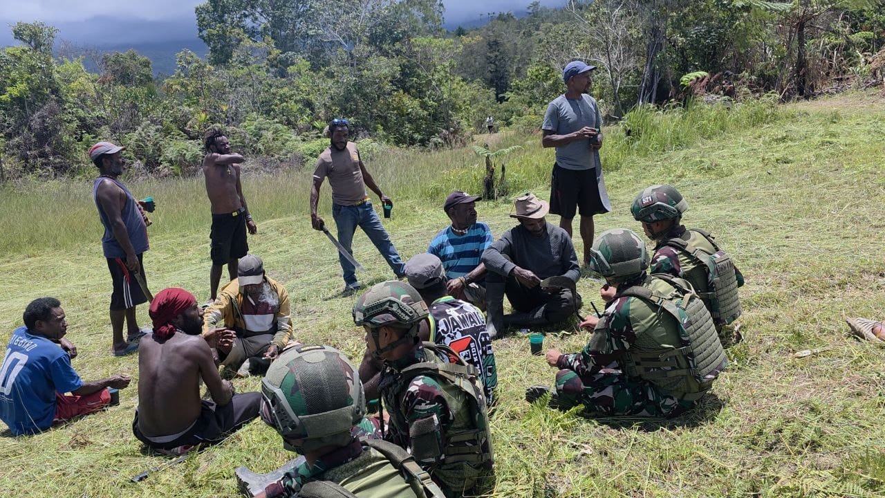 Aksi nyata Satgas Yonif 521/DY bersihkan bandara Eragayam. - thewasesanews.com