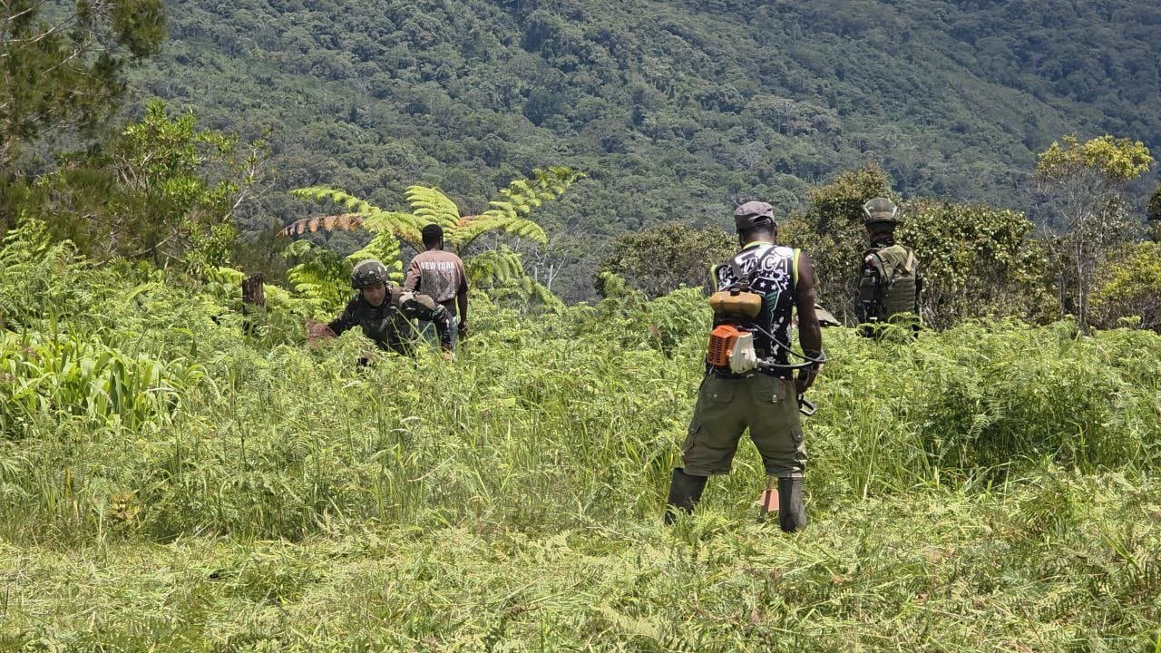Aksi nyata Satgas Yonif 521/DY bersihkan bandara Eragayam. - thewasesanews.com