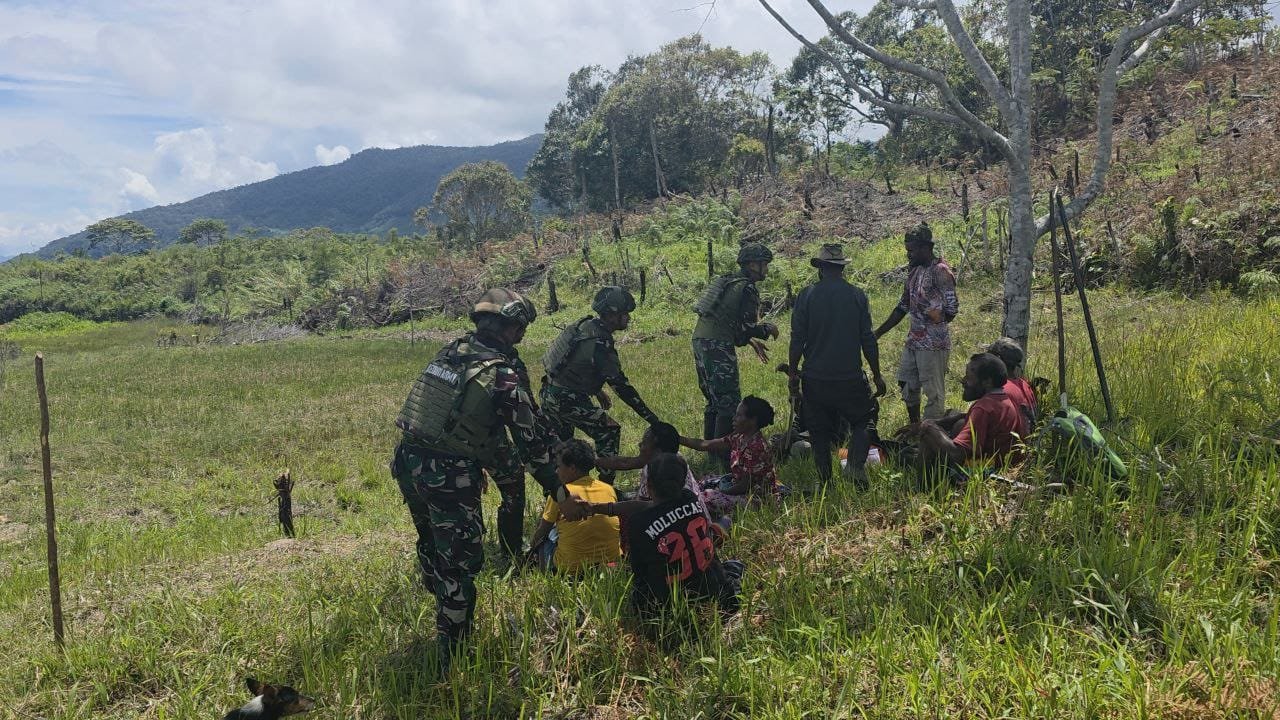 Aksi nyata Satgas Yonif 521/DY bersihkan bandara Eragayam. - thewasesanews.com