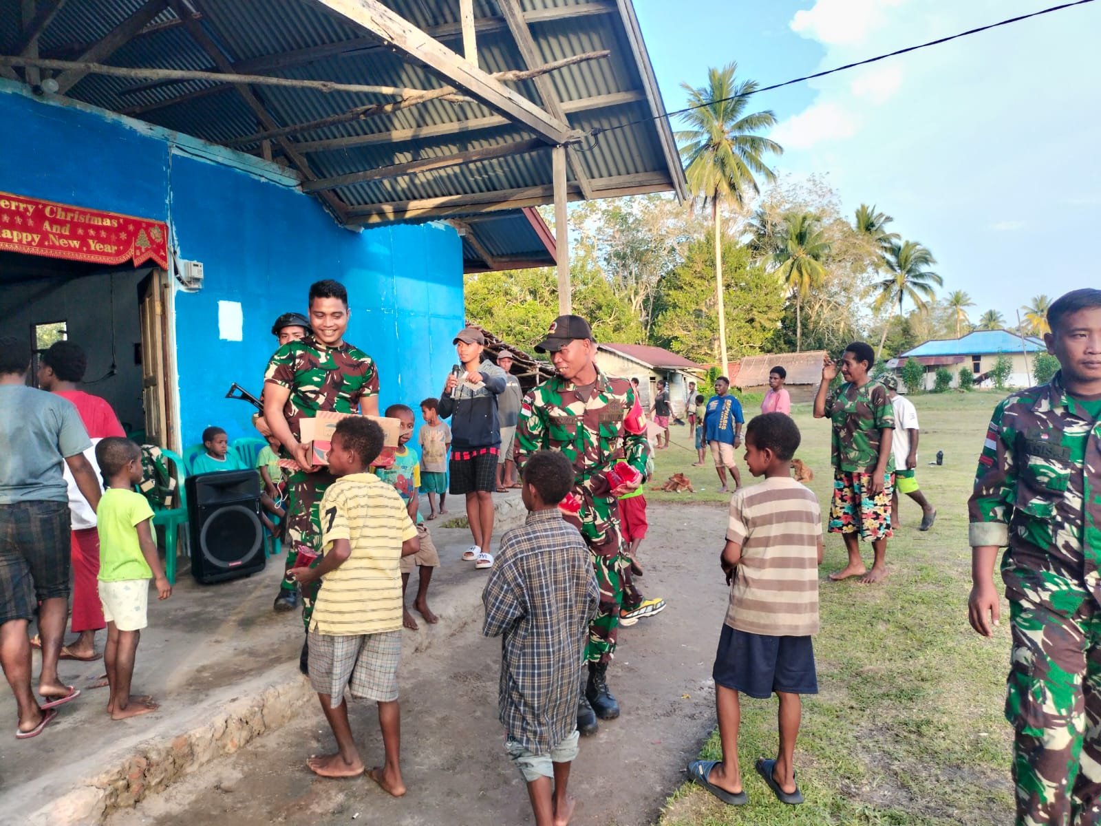 Personel Satgas Yonif 123/Rajawali bersama warga Distrik Passue Kabupaten Mappi saat lomba tarik tambang menyambut Paskah. - thewasesanews.com