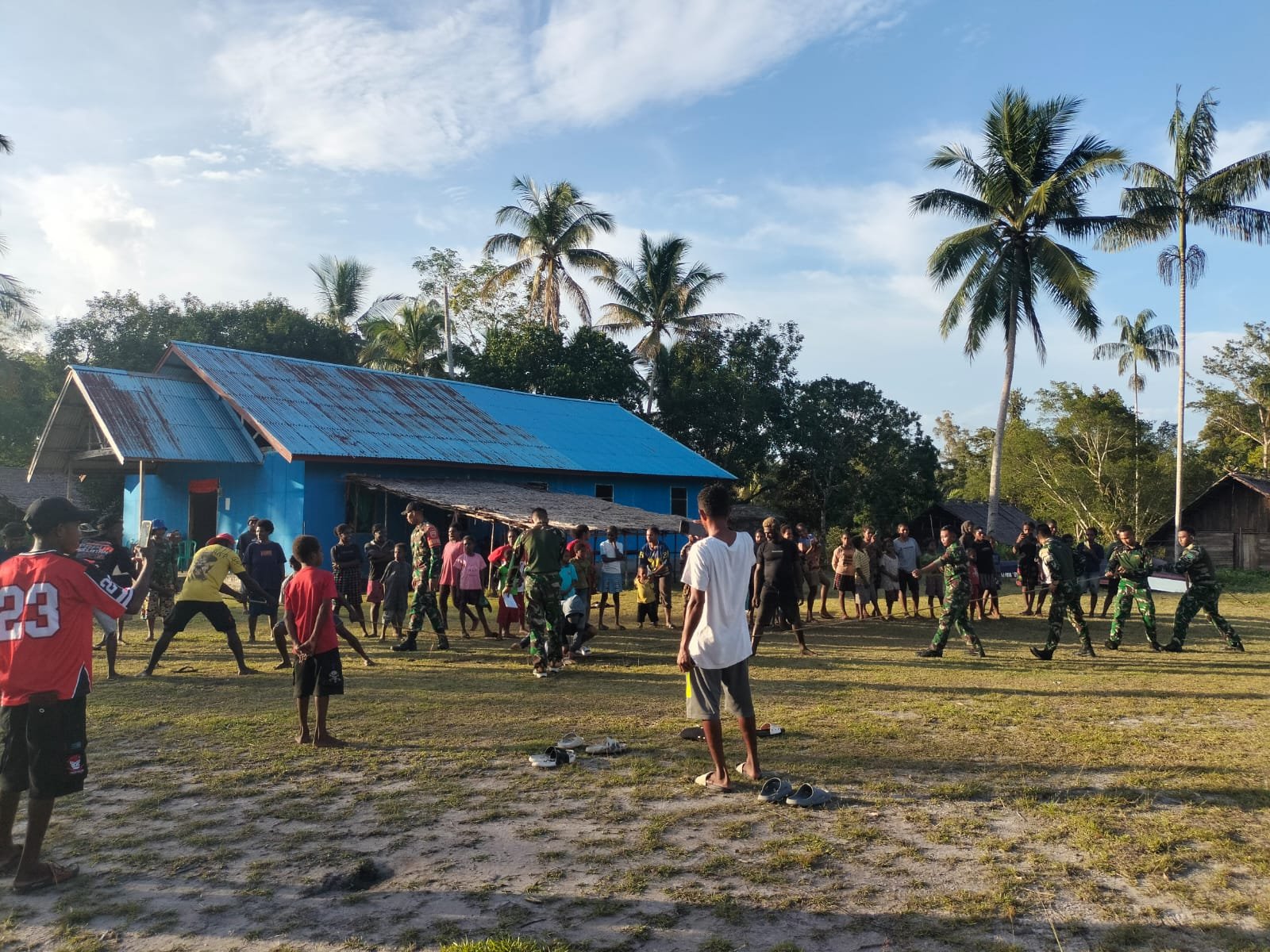 Personel Satgas Yonif 123/Rajawali bersama warga Distrik Passue Kabupaten Mappi saat lomba tarik tambang menyambut Paskah. - thewasesanews.com