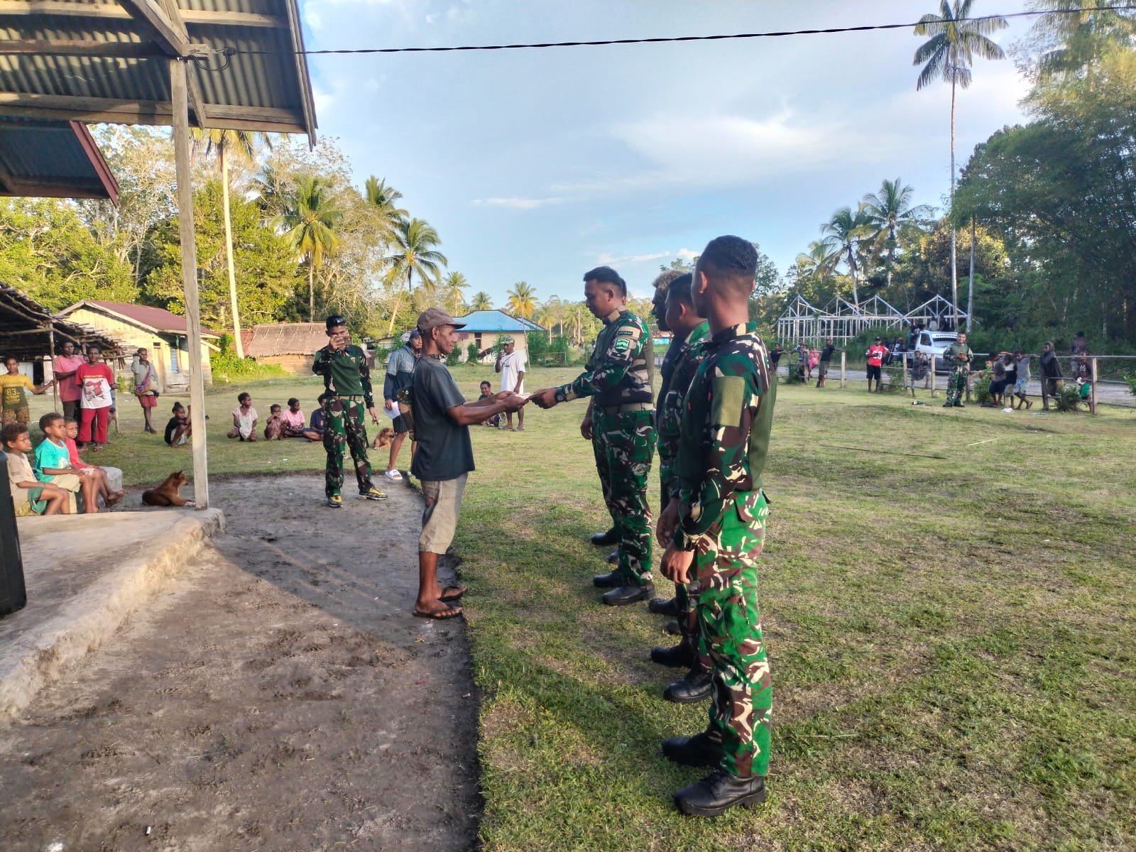 Personel Satgas Yonif 123/Rajawali bersama warga Distrik Passue Kabupaten Mappi saat lomba tarik tambang menyambut Paskah.- Satgas Yonif 123/Rajawali