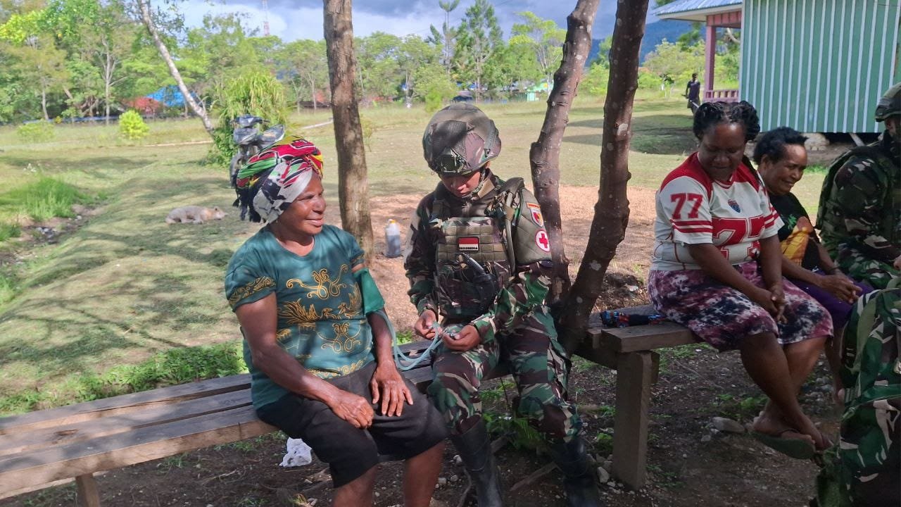 Personel kesehatan Satgas Yonif 521/DY memberikan pengobatan gratis kepada warga Distrik Kobakma Mamberamo Tengah. - thewasesanews.com
