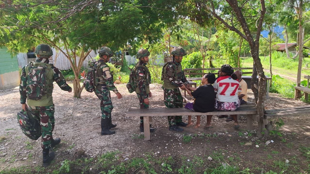 Personel kesehatan Satgas Yonif 521/DY memberikan pengobatan gratis kepada warga Distrik Kobakma Mamberamo Tengah. - thewasesanews.com