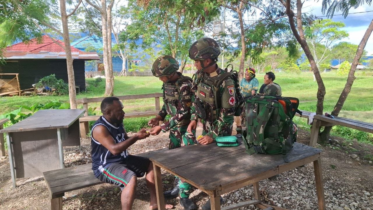 Personel kesehatan Satgas Yonif 521/DY memberikan pengobatan gratis kepada warga Distrik Kobakma Mamberamo Tengah. - thewasesanews.com