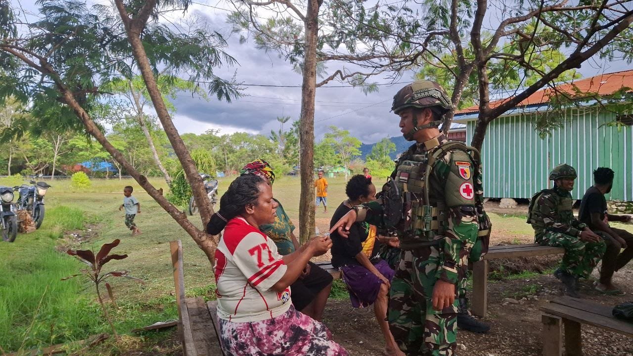 Personel kesehatan Satgas Yonif 521/DY memberikan pengobatan gratis kepada warga Distrik Kobakma Mamberamo Tengah. - thewasesanews.com