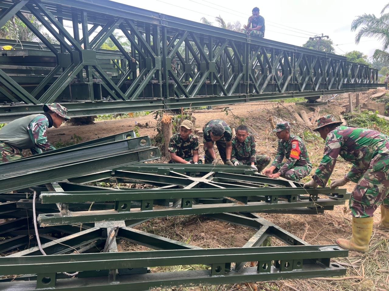 Prajurit Zeni Kodam Iskandar Muda saat melakukan perakitan material Jembatan Bailey di wilayah pedalaman Aceh. - thewasesanews.com