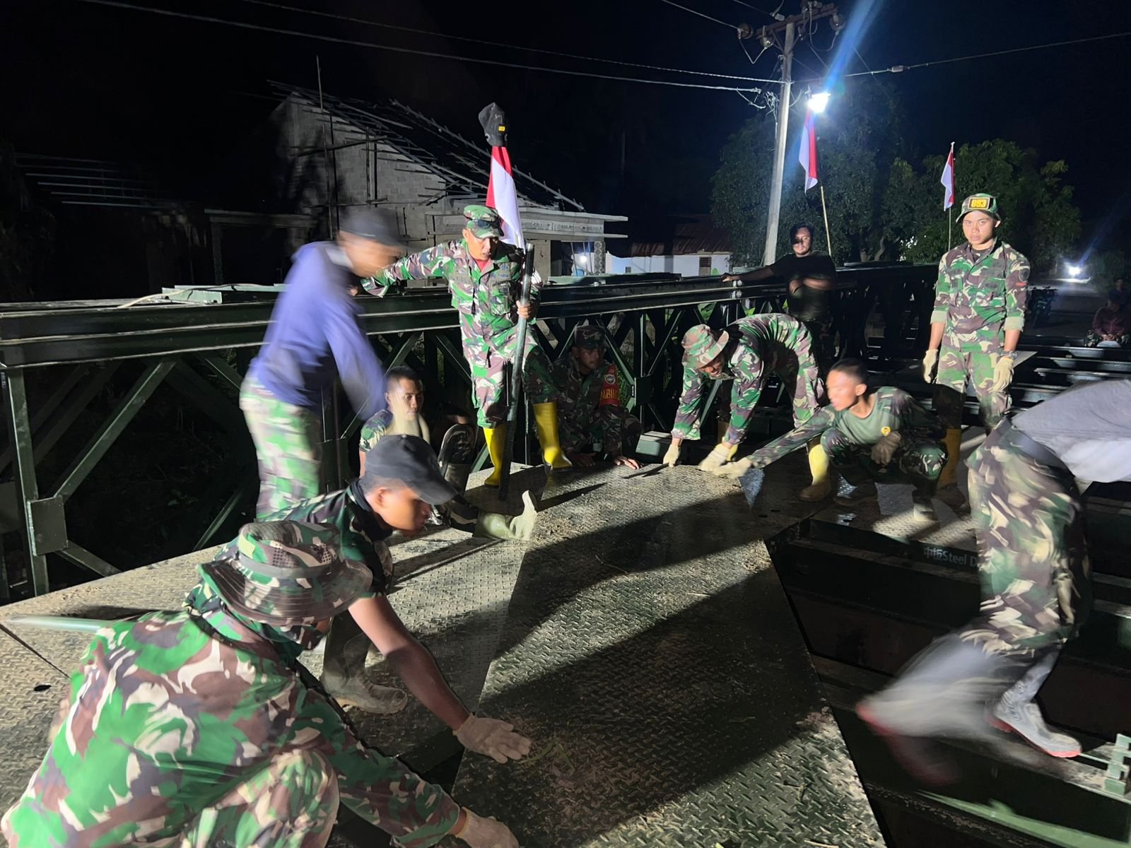 Prajurit Zeni Kodam Iskandar Muda saat melakukan perakitan material Jembatan Bailey di wilayah pedalaman Aceh. - thewasesanews.com