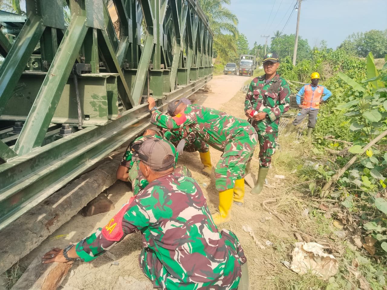 Prajurit Zeni Kodam Iskandar Muda saat melakukan perakitan material Jembatan Bailey di wilayah pedalaman Aceh. - thewasesanews.com