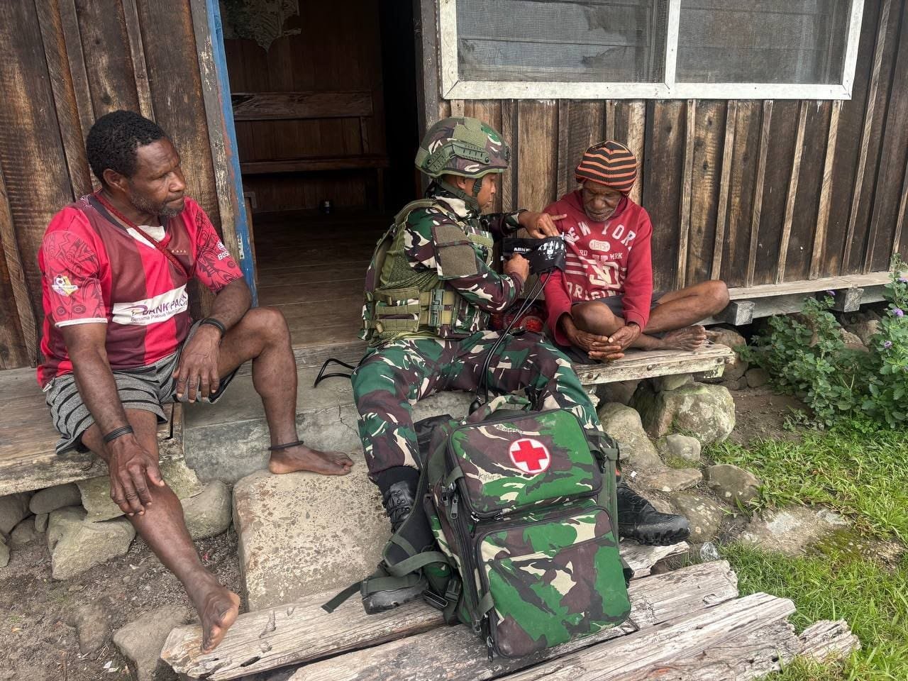 Prajurit Satgas Yonif 521/DY memberikan pelayanan kesehatan gratis kepada warga di pedalaman Distrik Apalapsili Kabupaten Yalimo. - thewasesanews.com