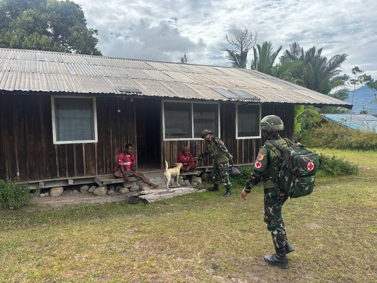 Prajurit Satgas Yonif 521/DY memberikan pelayanan kesehatan gratis kepada warga di pedalaman Distrik Apalapsili Kabupaten Yalimo. - thewasesanews.com