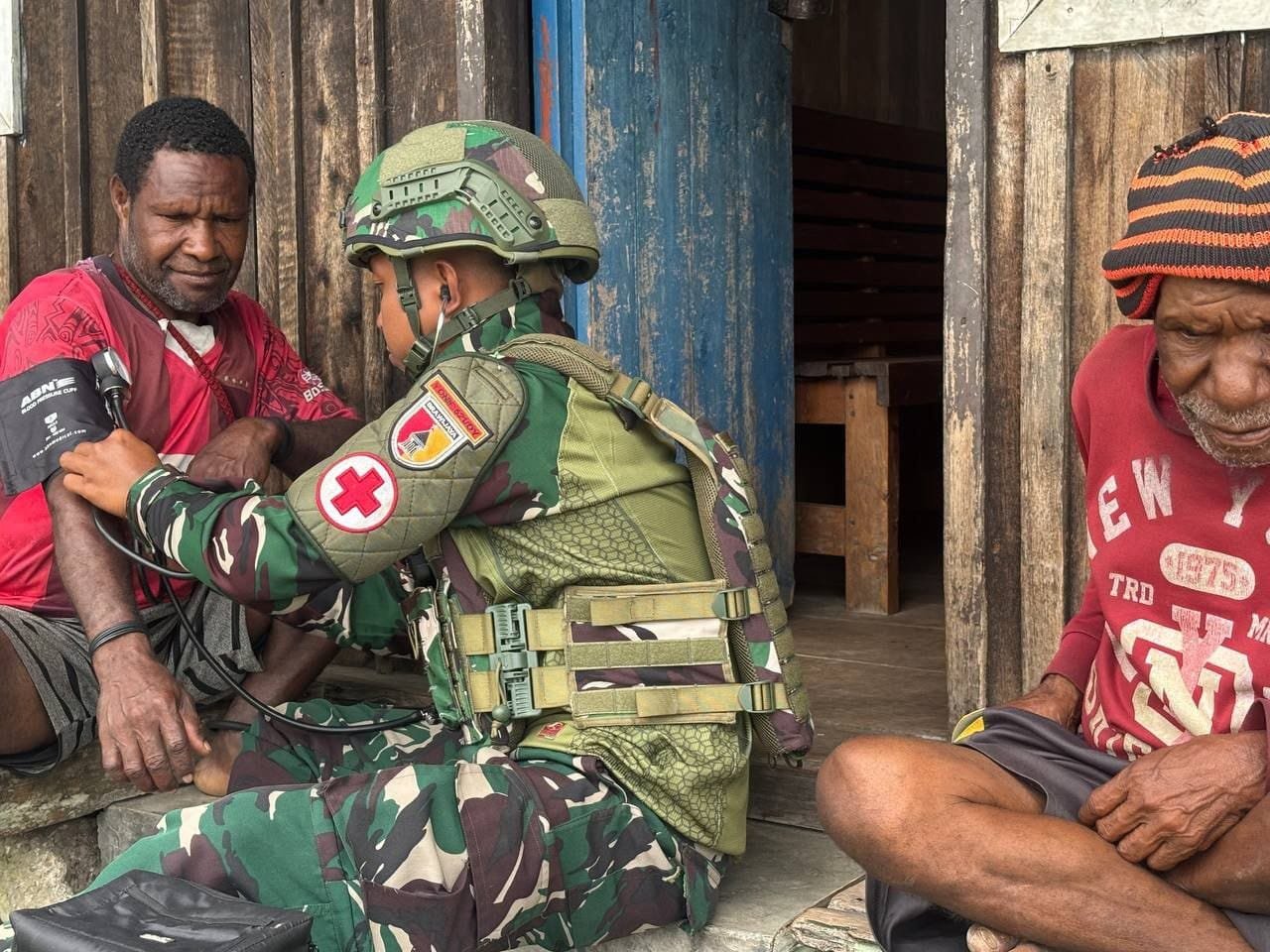 Prajurit Satgas Yonif 521/DY memberikan pelayanan kesehatan gratis kepada warga di pedalaman Distrik Apalapsili Kabupaten Yalimo. - thewasesanews.com