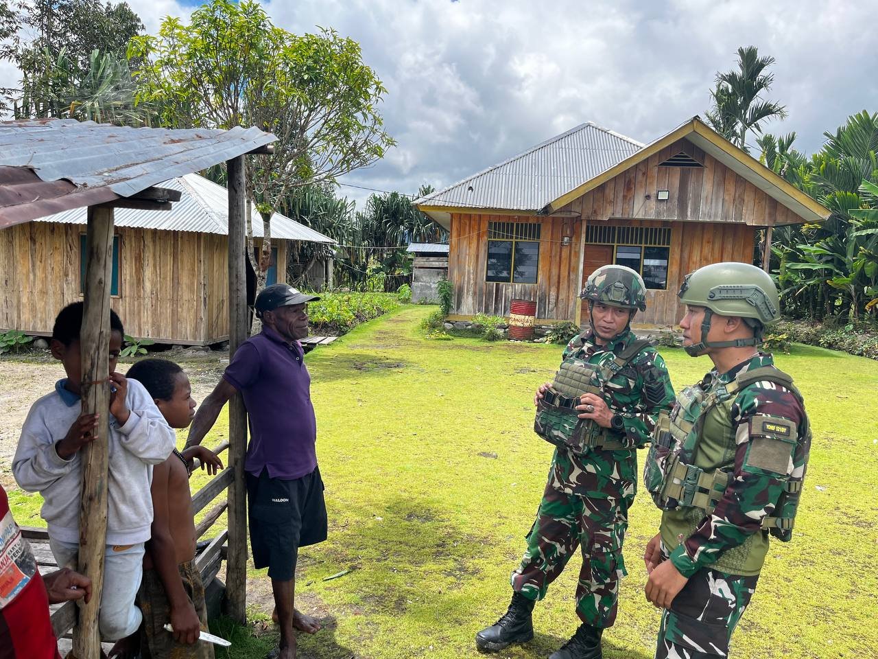 Personel Satgas Yonif 521/DY bersama warga Distrik Elelim Kabupaten Yalimo bergotong royong membersihkan lingkungan pemukiman. - tjewasesanews.com