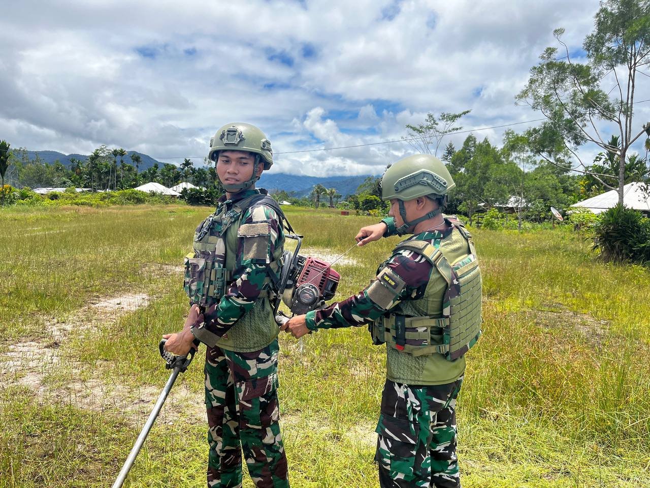 Personel Satgas Yonif 521/DY bersama warga Distrik Elelim Kabupaten Yalimo bergotong royong membersihkan lingkungan pemukiman. - thewasesanews.com