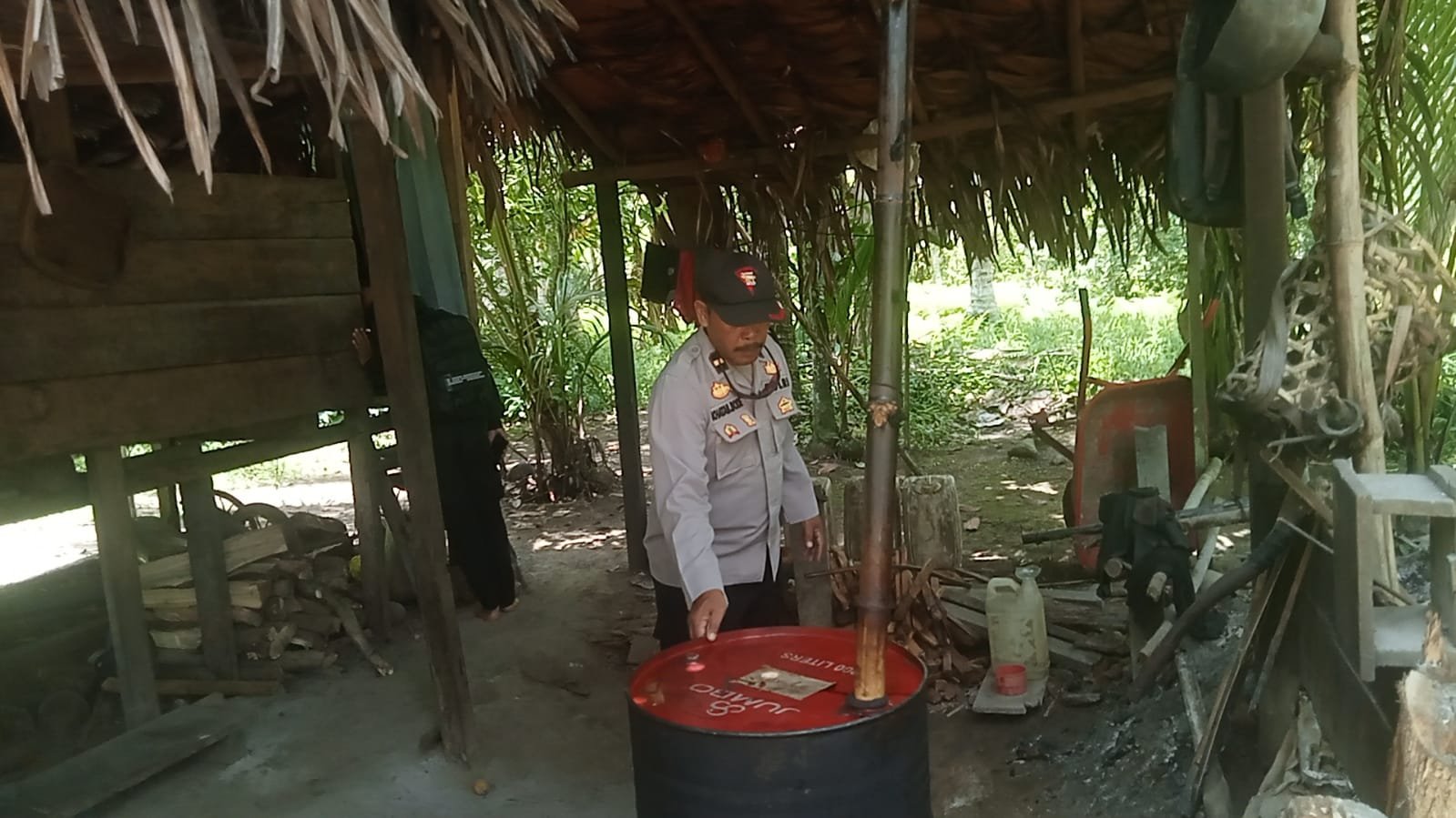 Personel Polres Halmahera Tengah saat mengamankan ratusan kantong miras jenis cap tikus dalam operasi rutin Kamtibmas. - thewasesanews.com