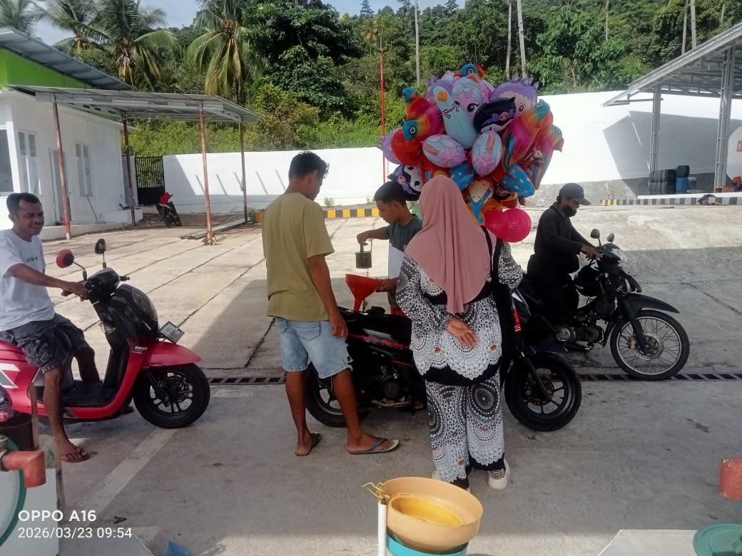 Praktik pengisian BBM manual menggunakan corong di fasilitas berlogo Pertamina di Desa Sama Kepulauan Sula. - thewasesanews.com