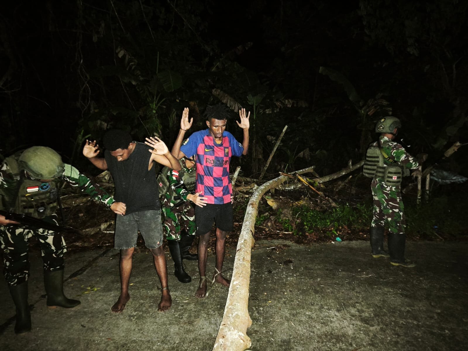 Personel Satgas Yonif 643/Wns saat mengamankan barang bukti ganja dan tersangka penyelundupan narkotika di perbatasan Papua.- thewasesanews.com