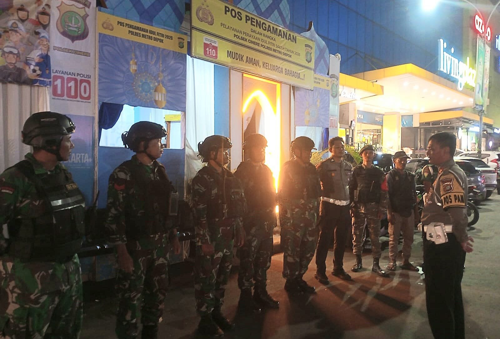 Anggota Koramil 07/Limo Serma Robi Satria bersama personel Polsek Cinere melakukan pemantauan arus balik di Pos Pam Cinere.- thewasesanews.com