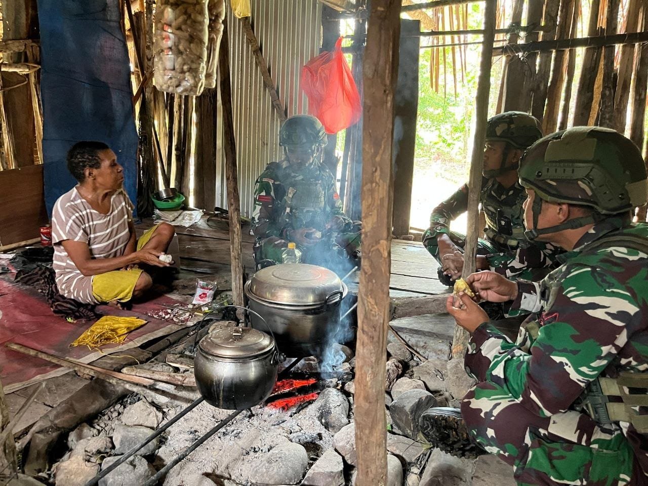 Aksi humanis Satgas Yonif 521/DY Benawa bantu warga Distrik Benawa. - thewasesanews.com