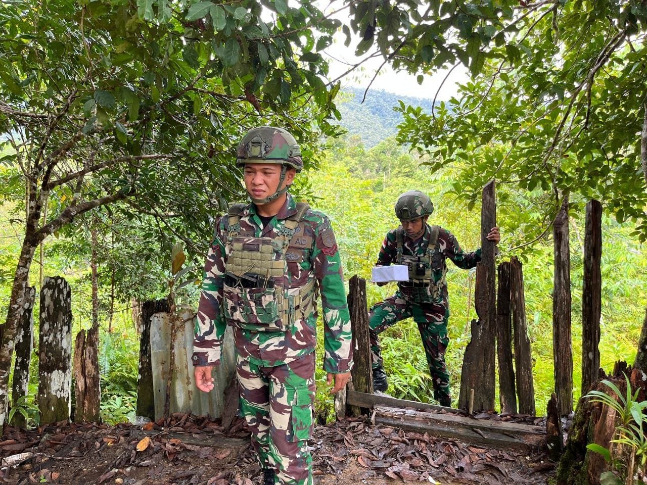 Aksi humanis Satgas Yonif 521/DY Benawa bantu warga Distrik Benawa. - Thewasesanews.com