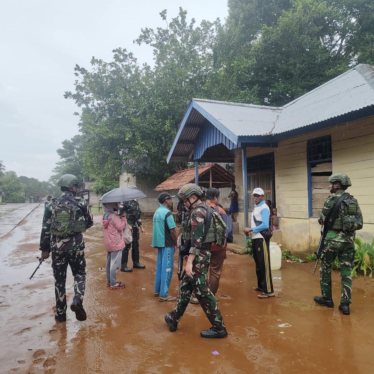 Personel Satgas Pamtas Yonif 123/Rajawali bersama petugas Puskesmas membagikan kelambu anti nyamuk kepada warga di perbatasan Papua. - thewasesaness.com