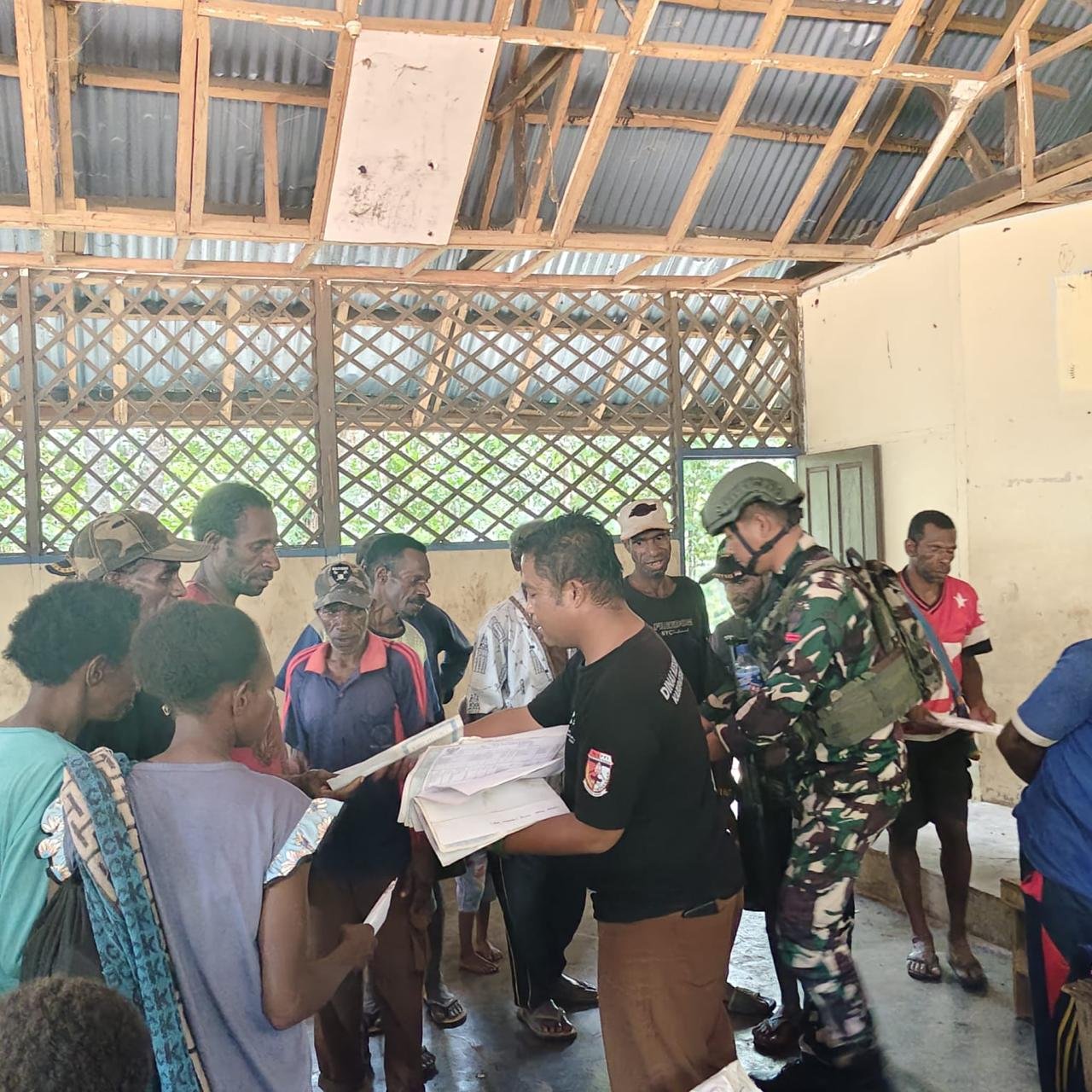 Personel Satgas Pamtas Yonif 123/Rajawali bersama petugas Puskesmas membagikan kelambu anti nyamuk kepada warga di perbatasan Papua. - thewasesaness.com